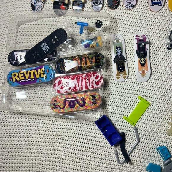 TECH DECK DUDES ACTION FIGURES & SKATEBOARDS & Skate Deck/ramp 32 Decks 22 Dudes